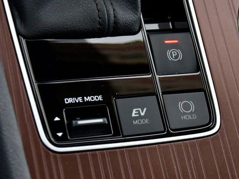 Certified 2024 Toyota Sienna XLE image 25