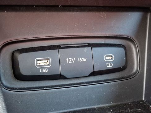 Used 2025 Hyundai Venue SEL FWD image 24