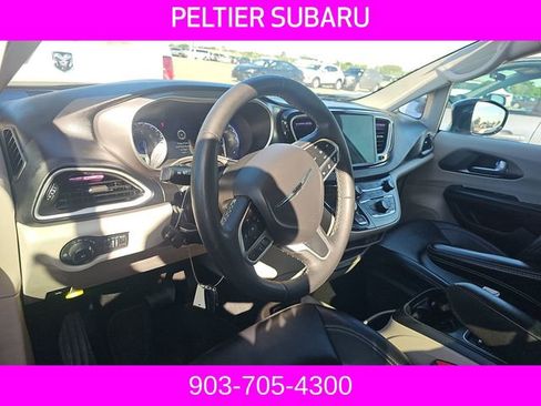 Used 2024 Chrysler Pacifica Touring-L FWD image 8