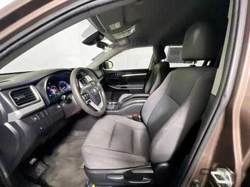 Used 2019 Toyota Highlander LE image 14
