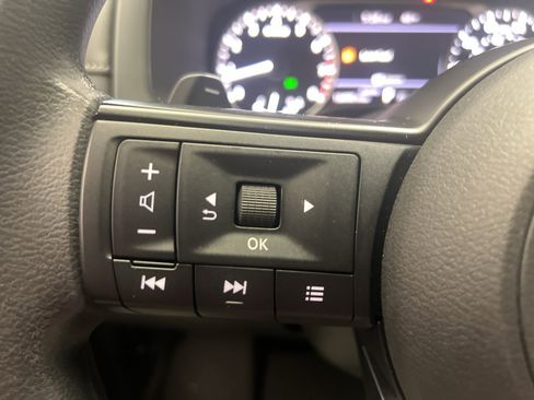 Used 2024 Nissan Pathfinder S image 15