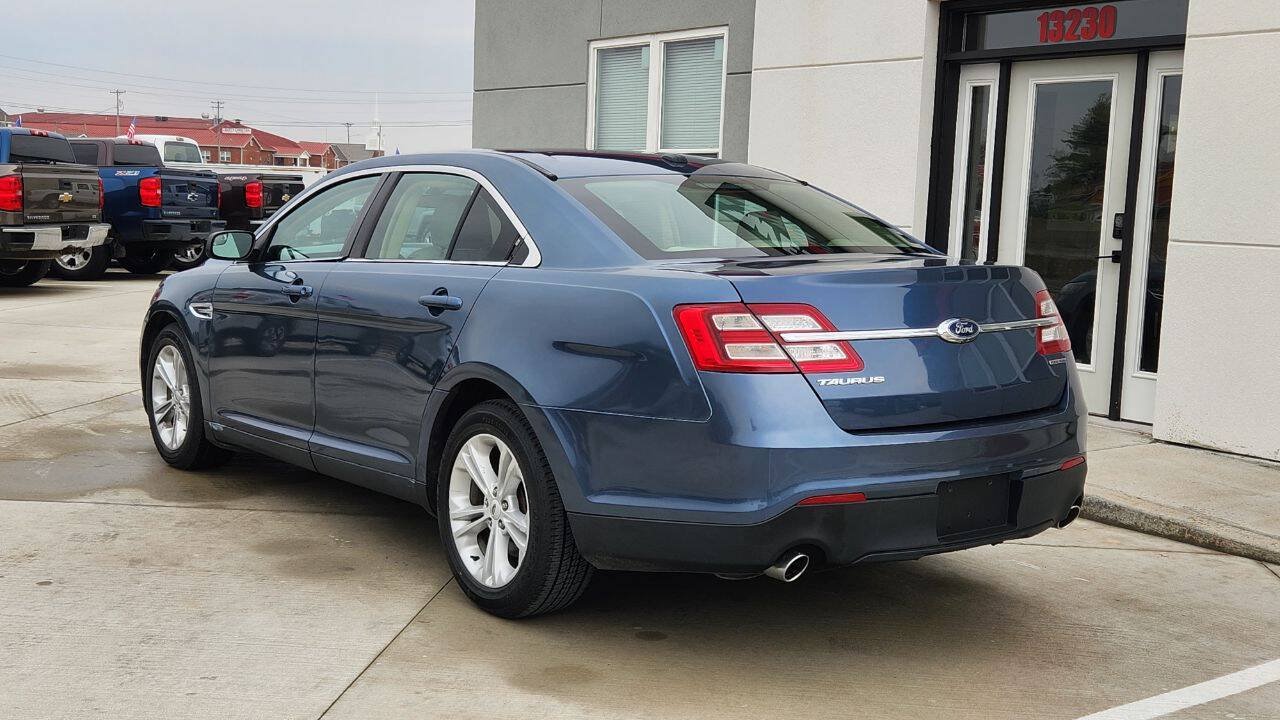 Used 2018 Ford Taurus SE FWD image 4