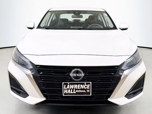 Used 2023 Nissan Altima 2.5 SV FWD image 2
