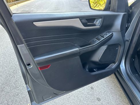 Used 2022 Ford Escape SE w/ SE Sport Appearance Package image 30