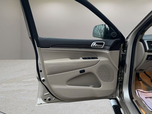 Used 2014 Jeep Grand Cherokee Overland w/ Advanced Technology Group image 9