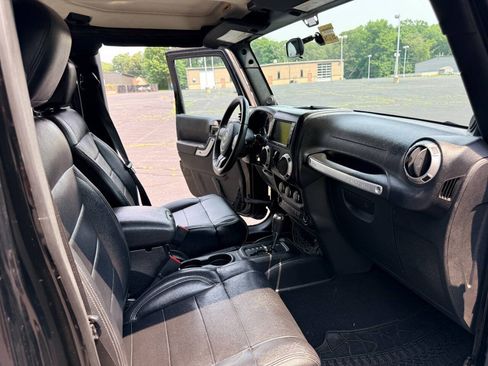 Used 2011 Jeep Wrangler Unlimited Rubicon w/ Dual Top Group AWD/4WD image 13