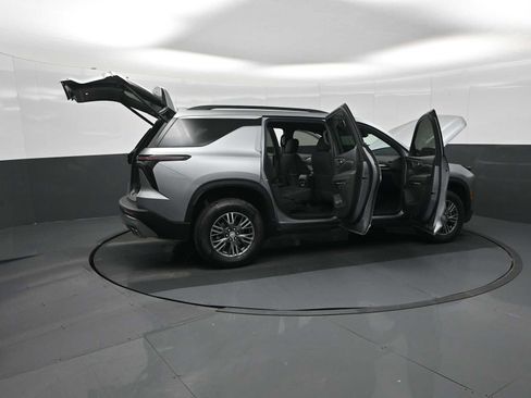 Used 2024 Chevrolet Traverse LT image 35