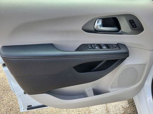 Used 2024 Chrysler Pacifica Touring-L image 11