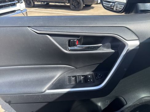 Used 2020 Toyota RAV4 XLE Premium FWD image 10