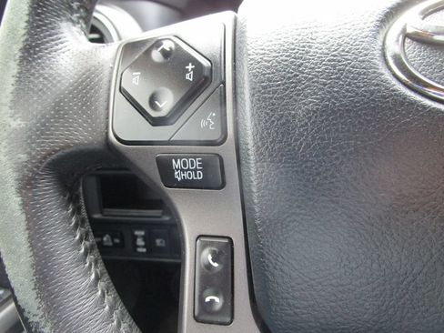 Used 2018 Toyota Tacoma TRD Off-Road AWD/4WD image 28