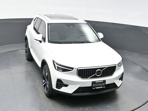 Used 2025 Volvo XC40 B5 Plus image 27
