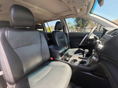 Used 2012 Toyota Highlander SE FWD image 20