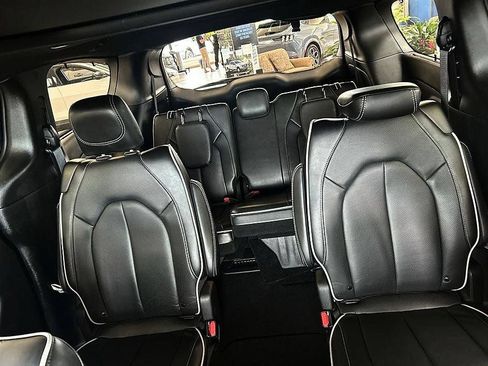 Used 2025 Chrysler Pacifica Limited FWD image 25