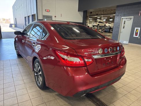 Used 2017 Nissan Altima 2.5 SV w/ Interior Lighting Package image 8