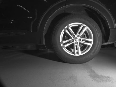 Used 2020 Ford Explorer XLT w/ Comfort Package image 10