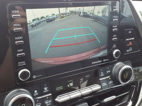 Used 2021 Toyota Highlander LE FWD image 17