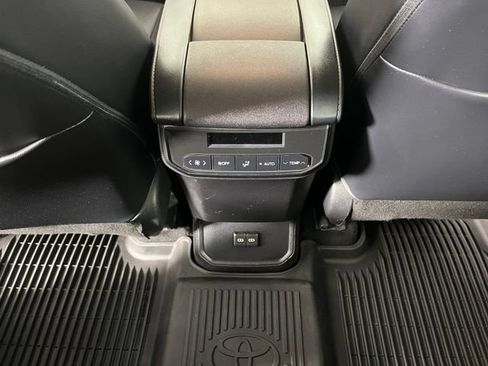 Used 2022 Toyota Highlander XLE AWD/4WD image 37