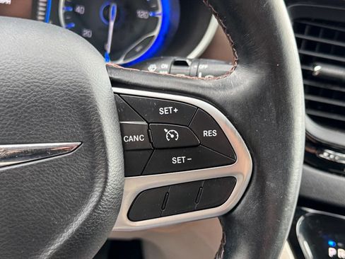 Used 2017 Chrysler Pacifica Touring-L FWD image 29