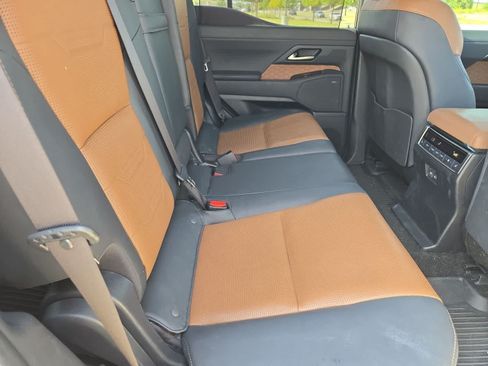 Used 2024 Lexus GX 550 w/ Accessory Package (31) AWD/4WD image 20