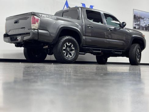 Used 2018 Toyota Tacoma TRD Off-Road w/ Technology Package AWD/4WD image 4