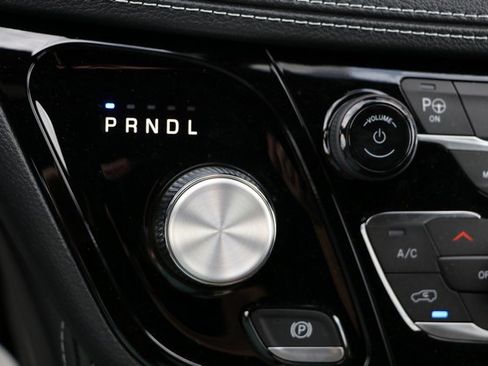 New 2023 Chrysler Pacifica Limited w/ Uconnect Theater Family Group image 31