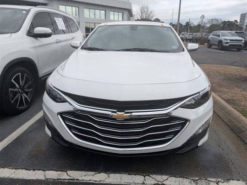 Used 2020 Chevrolet Malibu LT image 2