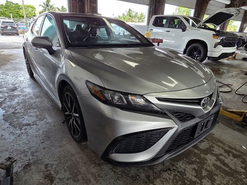 Used 2021 Toyota Camry SE w/ Convenience Package FWD image 2