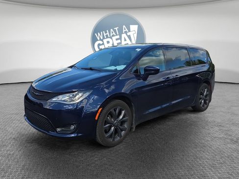 Used 2020 Chrysler Pacifica Touring w/ S Appearance Package FWD image 8