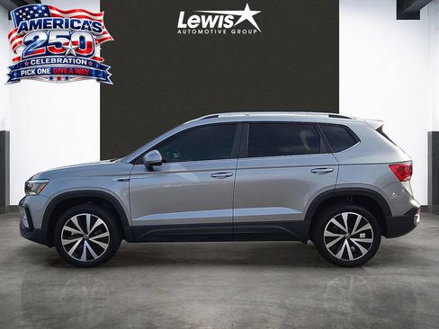 Used 2023 Volkswagen Taos SE FWD image 2