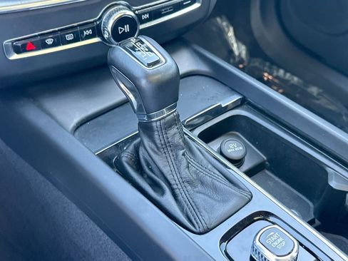 Used 2019 Volvo XC60 T5 Momentum w/ Premium Package image 17