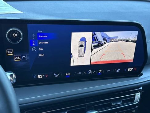 Used 2025 Chevrolet Traverse LT w/ Driver Confidence Package image 25