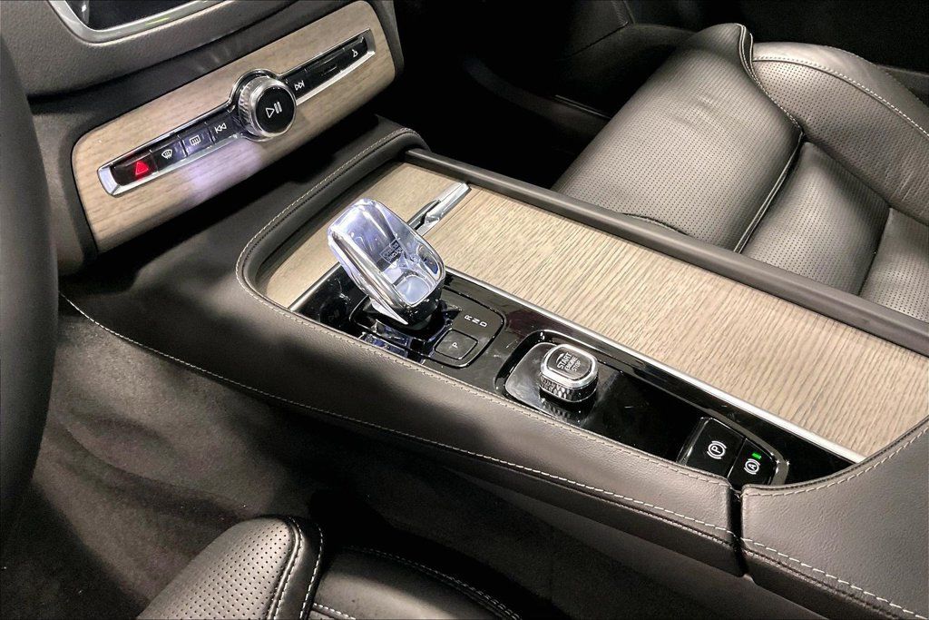 Certified 2024 Volvo XC90 B6 Ultimate w/ Protection Package Premier AWD/4WD image 19