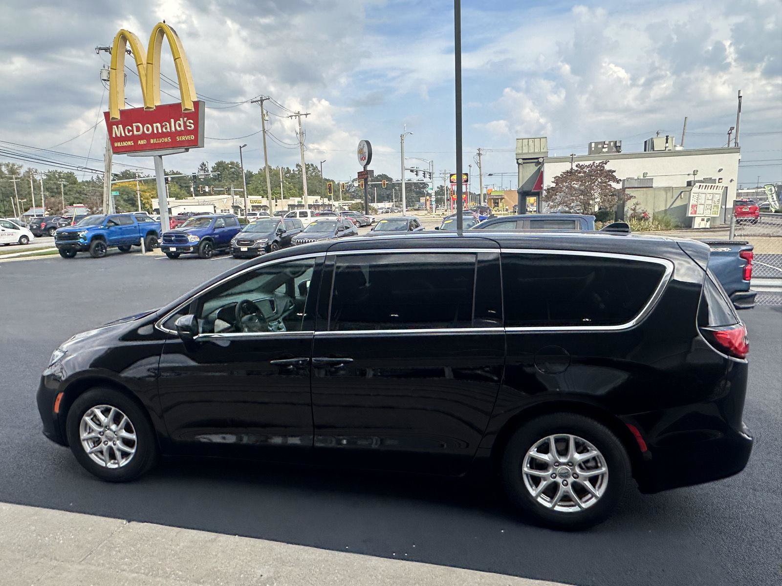 Used 2025 Chrysler Pacifica Select FWD image 9