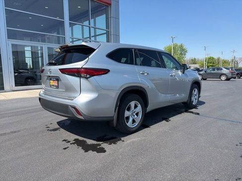 Used 2022 Toyota Highlander LE AWD/4WD image 7