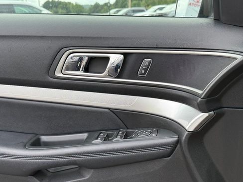 Used 2017 Ford Explorer XLT FWD image 19