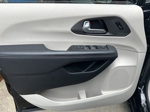 Used 2024 Chrysler Pacifica Touring-L AWD/4WD image 16