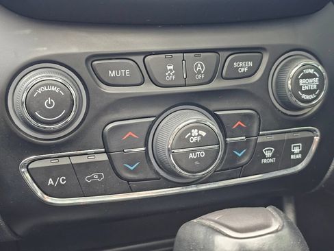 Used 2023 Jeep Cherokee Altitude Lux w/ Elite Group AWD/4WD image 29