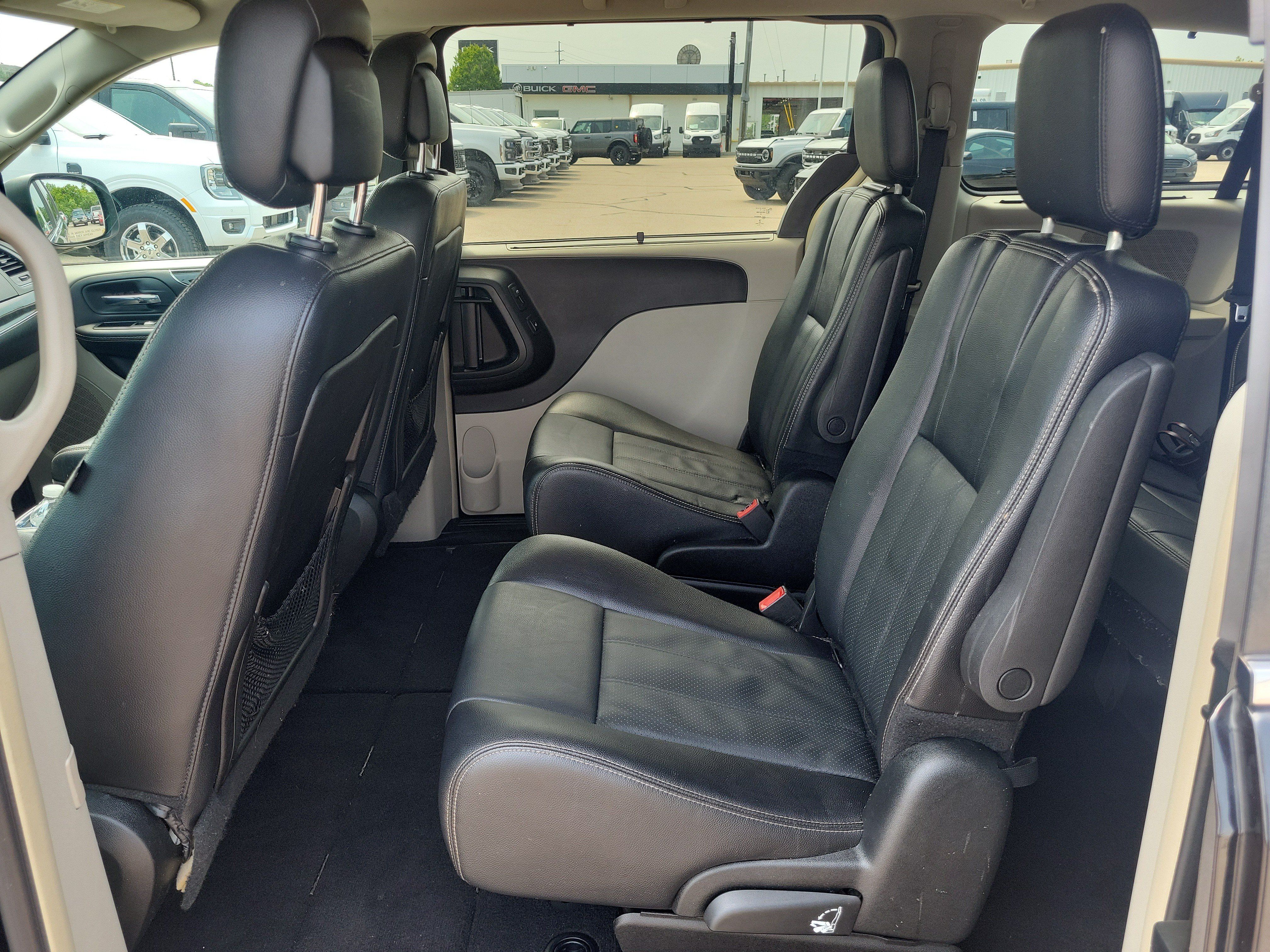 Used 2015 Chrysler Town & Country Touring-L w/ Driver Convenience Group FWD image 12