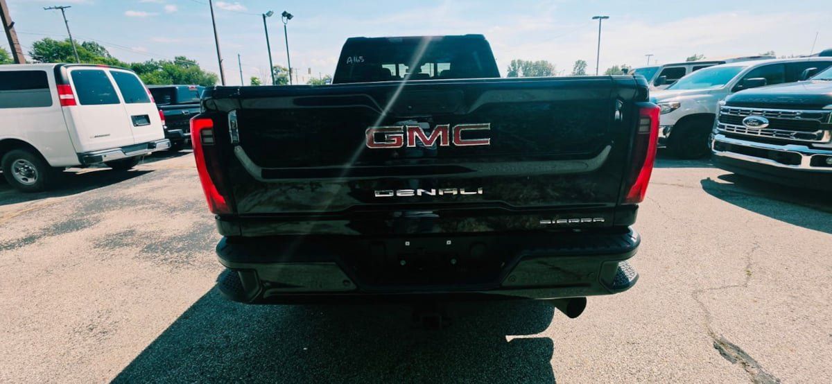 Used 2024 GMC Sierra 2500 Denali AWD/4WD image 2