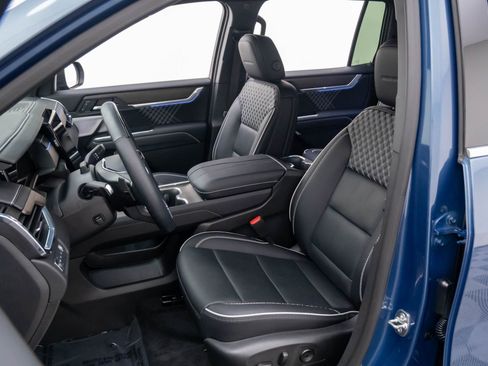 Used 2025 GMC Acadia Denali w/ Super Cruise Package image 11