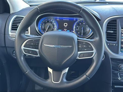 Used 2018 Chrysler 300 Touring L image 10