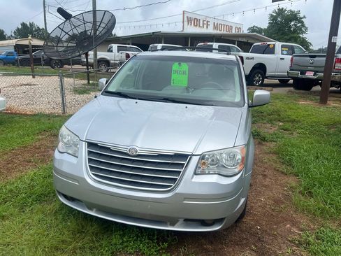 Used 2010 Chrysler Town & Country Touring FWD image 2