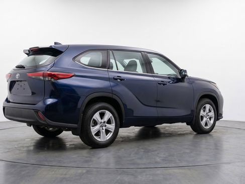 Used 2025 Toyota Highlander LE FWD image 9