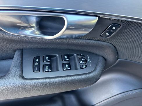 Used 2017 Volvo XC90 T6 Momentum w/ Vision Package image 11