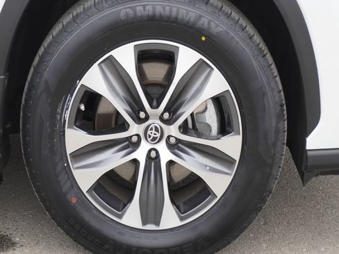 Used 2023 Toyota Highlander XLE image 5