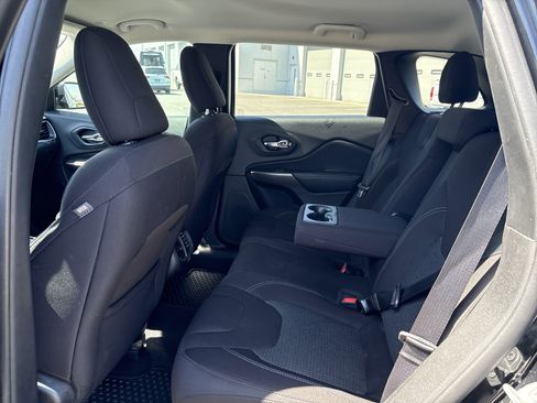 Used 2019 Jeep Cherokee Latitude w/ Cold Weather Group AWD/4WD image 31