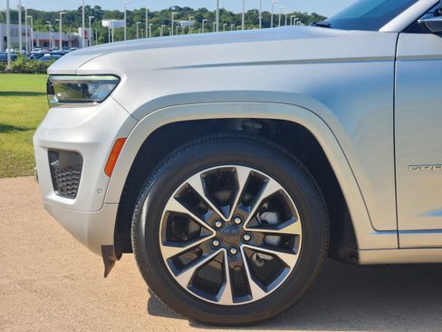 Used 2024 Jeep Grand Cherokee Overland AWD/4WD image 13
