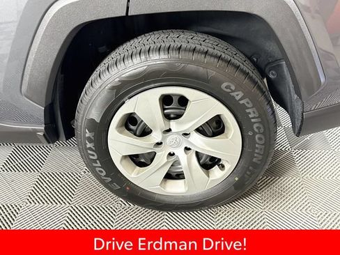 Used 2022 Toyota RAV4 LE FWD image 4