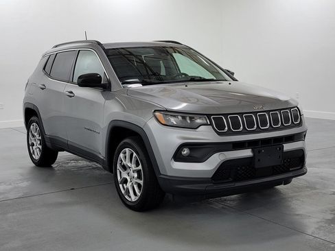 Used 2022 Jeep Compass Latitude w/ Sun and Sound Group AWD/4WD image 2