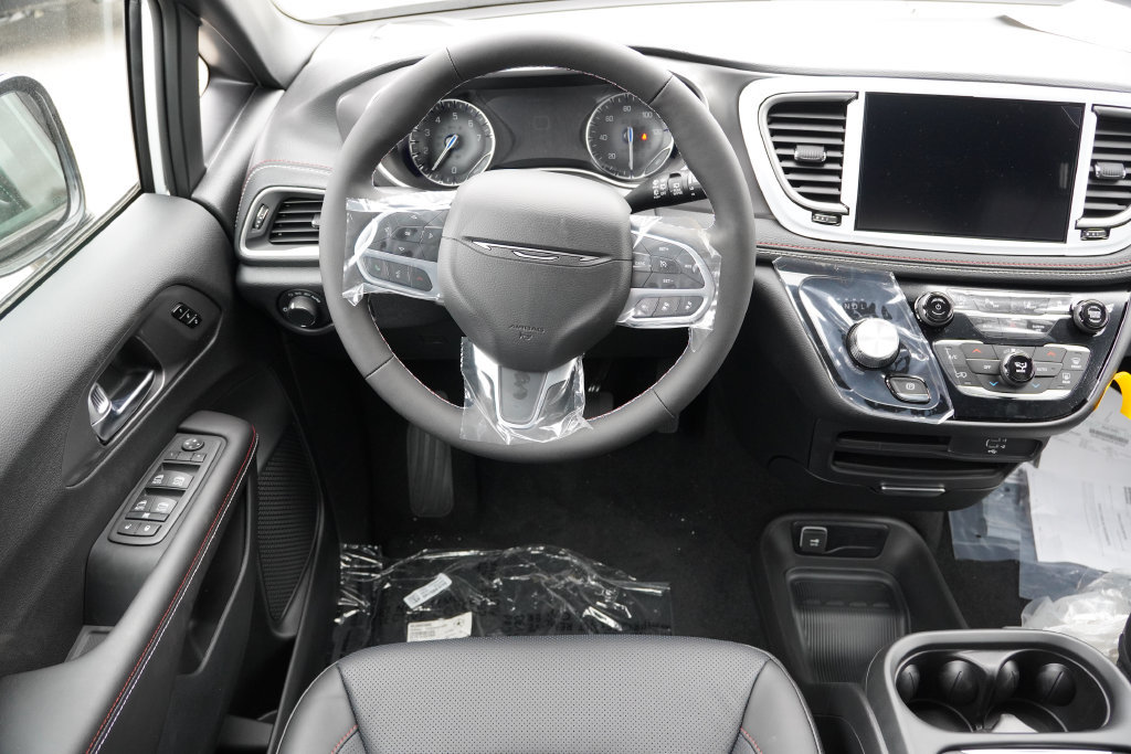 New 2027 Chrysler Pacifica Select AWD/4WD image 16